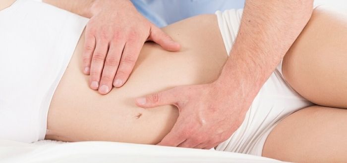 El cuerpo completo de un cliente disfrutando de los beneficios del masaje nuru