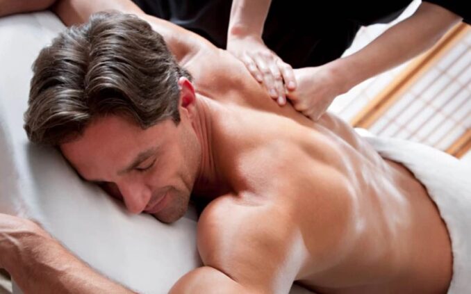 Hombre recibiendo un relajante masaje nuru