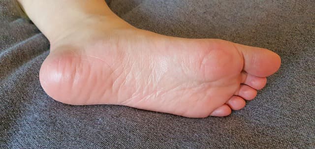 Limpia los restos de crema en los pies