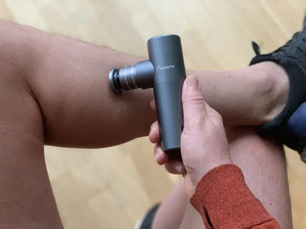 Ventaja de la pistola de masaje: reduce los espasmos musculares